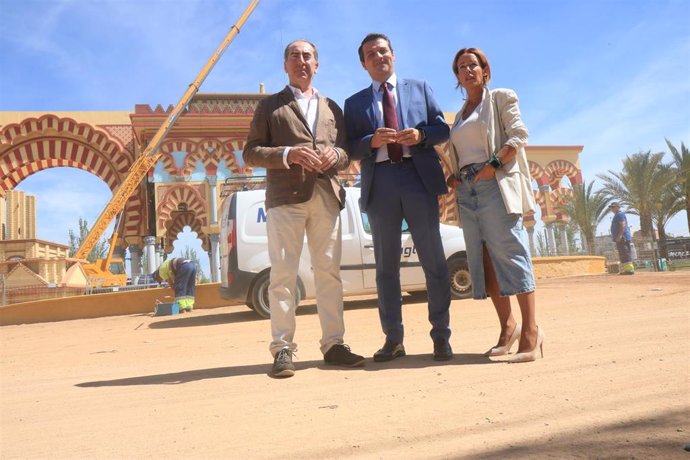 El alcalde de Córdoba, José María Bellido; el teniente de alcalde delegado de Infraestructuras, Antonio Álvarez, y la teniente de alcalde delegada de Promoción, Marián Aguilar, en el motaje de la Feria de Nuestra Señora de la Salud.