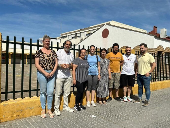 Hidalgo (2 izda.) junto a otros miembros de la candidatura de Hacemos Córdoba y representantes del AMPA del Colegio Obispo Osio.