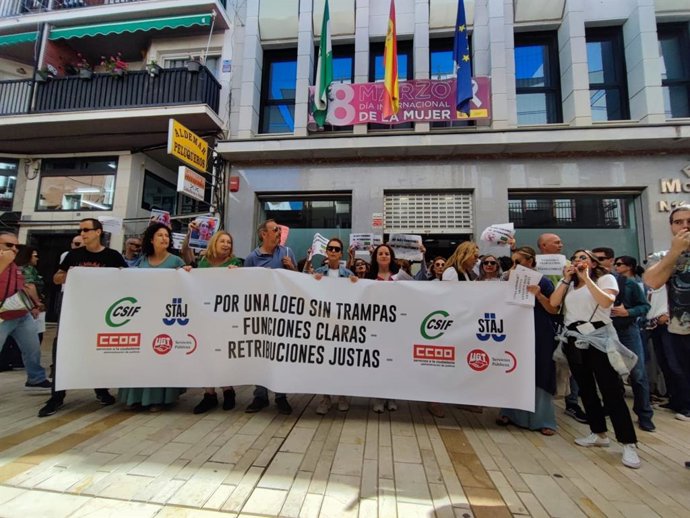 Funcionarios de Justicia en Huelva delante de la Subdelegación del Gobierno durante la manifestación de este martes.