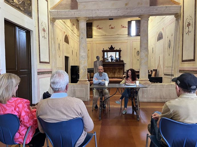 El candidato al Parlament, Fernando Fernández, durante la celebración del cuarto acto 'Diálogos transformando el sector primario' junto a la candidata a la alcadía del Ayuntamiento de Binissalem, Beni Aguiló.