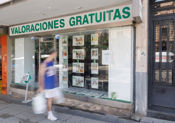 Una agencia inmobiliaria, a 9 de mayo de 2023, en Madrid (España). El Consejo de Ministros ha aprobado este martes 9 de mayo una nueva batería de medidas de vivienda, entre las que destacan la compra de suelo al Ministerio de Defensa para la construcció