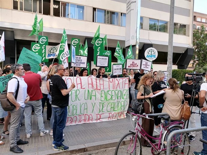 Concentración de sindicalistas de CSIF y miembros del AMPA del CEIP Virgen del Valle de Lucena para reclamar a la Junta la unidad de Infantil que ha suprimido.