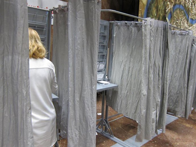 Archivo - Una señora en una cabina para elegir el voto en las elecciones