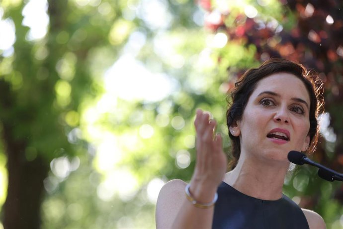 La presidenta de la Comunidad de Madrid y candidata del Partido Popular a la reelección, Isabel Díaz Ayuso, interviene durante un acto de precampaña del Partido Popular, en el Parque del Egido, en Pinto