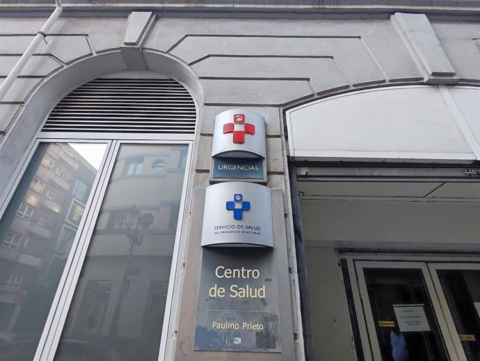 Archivo - Centro de salud Paulino Prieto, en el centro de Oviedo.