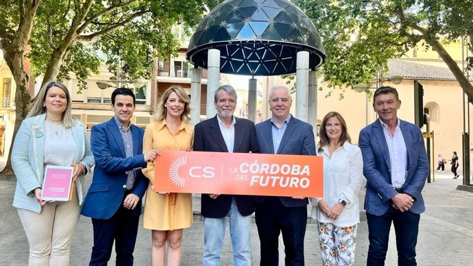 El candidato de CS a la Alcaldía de Córdoba, Jesús Lupiáñez (en el centro), con miembros de la candidatura para el 28M.