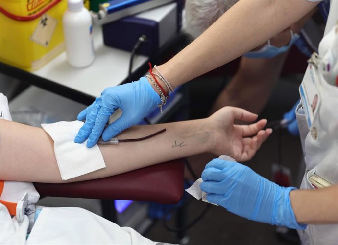 Archivo - Una trabajadora sanitaria dona sangre 
