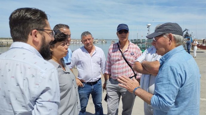 Representantes de IU con los pescadores de Sanlúcar.