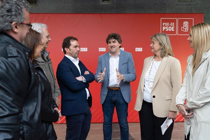 El secretario general del PSE-EE, Eneko Andueza, junto a la candidata a diputada general de Bizkaia, Teresa Laespada, en el acto de presentación de la candidatura del PSE-EE de Ermua