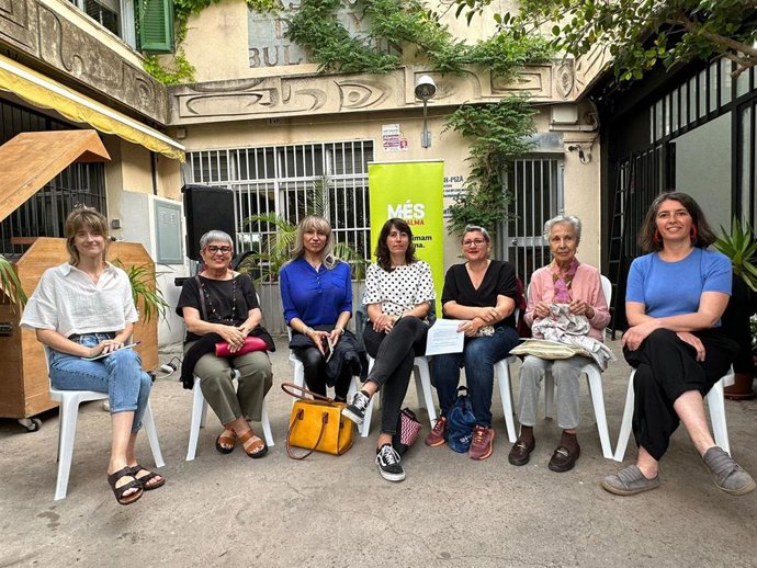 La candidata de MÉS per Palma a la alcaldía, Neus Truyol (d), en el acto 'Una ciudad para todas' junto a las participantes.