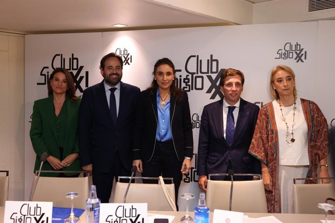 El presidente del PP de C-LM, Paco Núñez, con el alcalde de Madrid, José Luis Martínez-Almeida