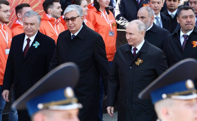 HANDOUT - 09 May 2023, Russia, Moscow: (L-R) Uzbekistan's President Shavkat Mirziyoyev, Kazakhstan's President Kassym-Jomart Tokayev, and Russian President Vladimir Putin arrive for the Victory Day military parade marking the 78th anniversary of the end