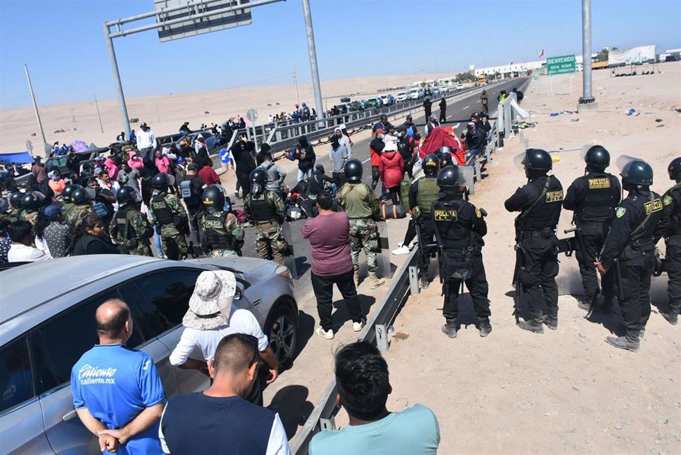 Migrantes en la frontera entre Chile y Perú