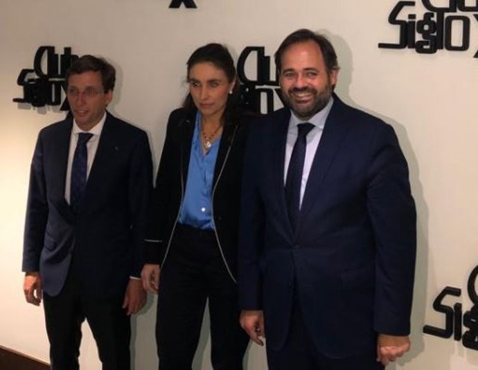 El alcalde de Madrid, José Luis Martínez Almeida, acompaña al presidente del Partido Popular de Castilla La Mancha y candidato a la presidencia de la región, Paco Núñez, durante una conferencia en el Club Siglo XXI, a 9 de mayo de 2023 (MADRID).