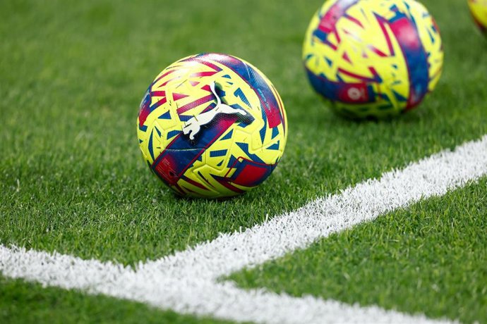 Archivo - Ilustration, ball of the match during the spanish league, La Liga Santander, football match played between Real Madrid and Atletico de Madrid at Santiago Bernabeu stadium on February 25, 2023, in Madrid, Spain.