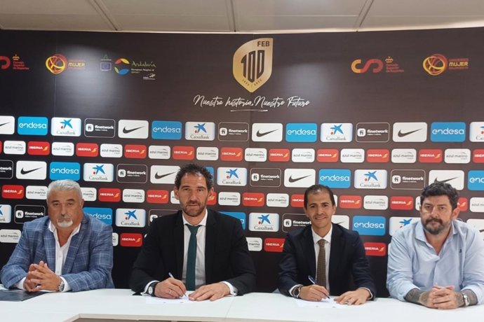 El presidente de la FEB, Jorge Garbajosa, ratificando un acuerdo con la Ciudad Autónoma de Melilla.