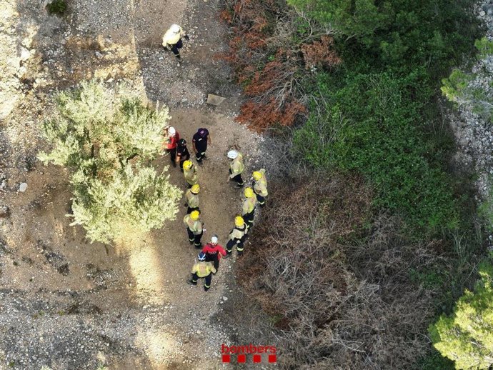 Los Bombers de la Generalitat paran hasta nuevos indicios la búsqueda de un hombre desaparecido en la zona del parque eólico del Coll de l'Alba de Tortosa (Tarragona) al que han buscado durante tres días.