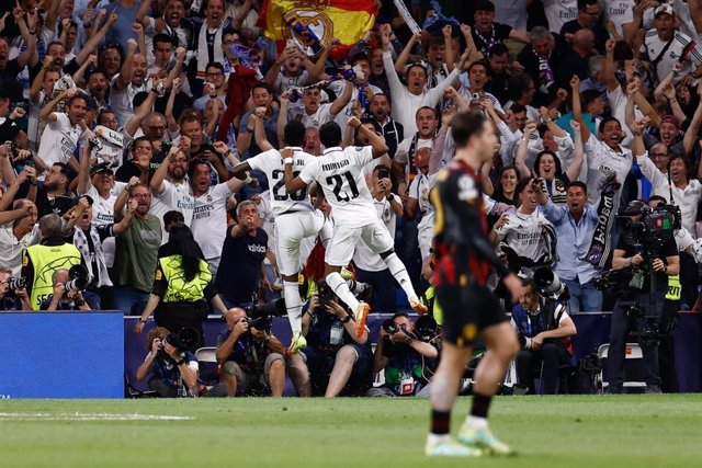 Vinicius Junior celebra junto a Rodrygo el 1-0 en el Real Madrid-Manchester City de las semifinales de la Liga de Campeones 2022-2023