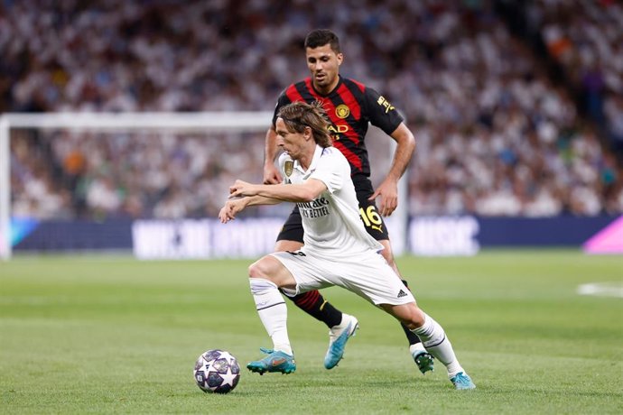 Luka Modric se zafa de Rodri durante el Real Madrid-Manchester City de la Liga de Campeones 2022-2023