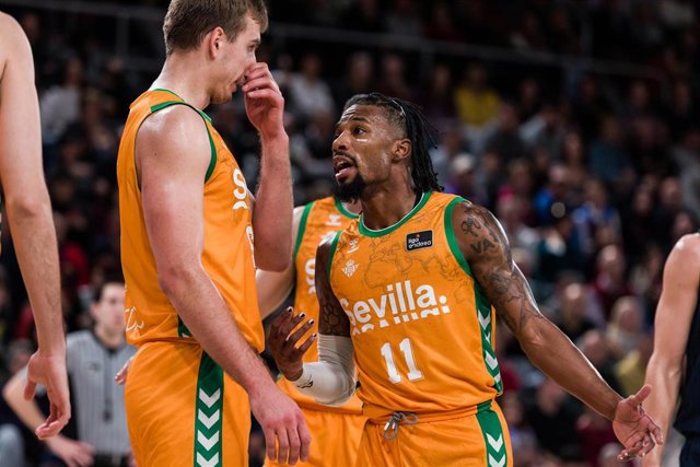 Jean Montero, jugador del Real Betis, anota una canasta ante el Bàsquet Girona en la Liga Endesa 2022-2023