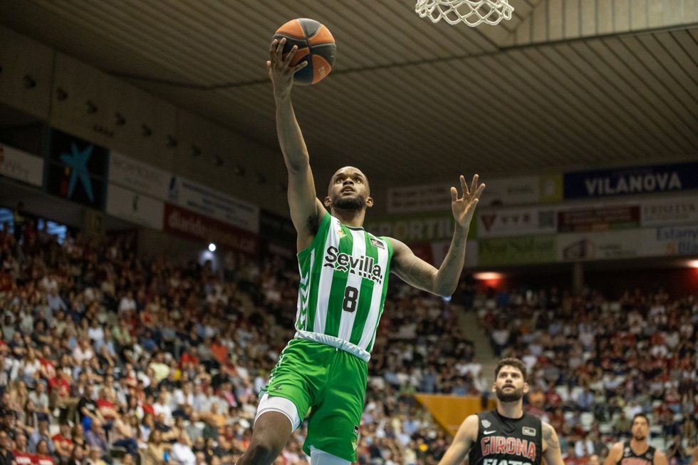 Jean Montero, jugador del Real Betis, anota una canasta ante el Bsquet Girona en la Liga Endesa 2022-2023