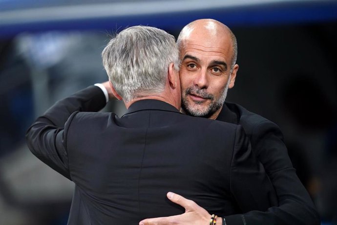El entrenador del Manchester City, Pep Guardiola, se abraza con el entrenador del real Madrid, Carlo Ancelotti. 