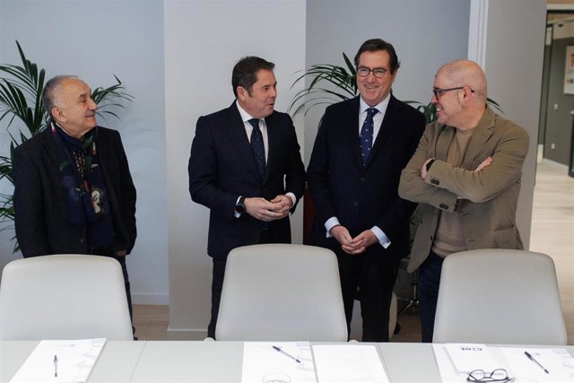 (I-D) Los presidentes de CEPYME y CEOE, Gerardo Cueva, Antonio Garamendi y Gerardo Cuerva, y los secretarios generales de CCOO y UGT y CCOO, Unai Sordo y Pepe Álvarez, en el Círculo de Bellas Artes, a 10 de mayo de 2023, en Madrid (España). 