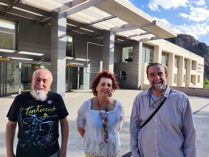 La candidata de Cuenca, en Marcha! a la Alcaldía de Cuenca, María Ángeles García, junto a los hermanos Carlos y Ángel Suárez