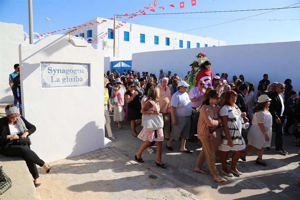 Archivo - Una procesión con motivo de la celebración del Lag Ba'Omer en la sinagoga de Ghriba, en la isla de Yerba (Túnez)