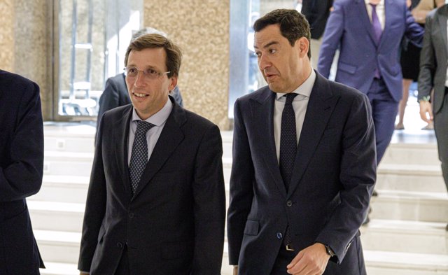 El alcalde de Madrid, José Luis Martínez-Almeida (i) y el presidente de la Junta de Andalucía, Juanma Moreno (d), a su llegada a un desayuno Madrid de Europa Press, a 10 de mayo de 2023, en Madrid (España).