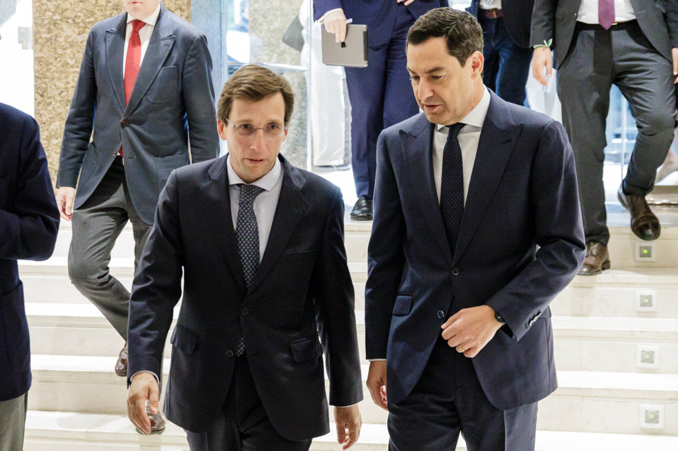 El alcalde de Madrid, José Luis Martínez-Almeida (i) y el presidente de la Junta de Andalucía, Juanma Moreno (d), a su llegada a un desayuno Madrid de Europa Press, a 10 de mayo de 2023, en Madrid (España).