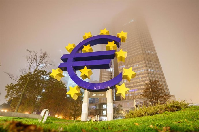 Archivo - 12 November 2022, Hessen, Frankfurt: The large sculpture with the logo of the euro stands in front of the former headquarters of the European Central Bank (ECB). Photo: Frank Rumpenhorst/dpa