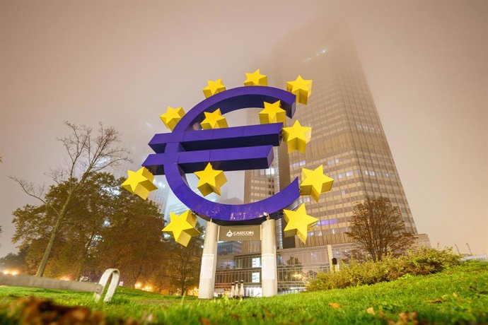 Archivo - 12 November 2022, Hessen, Frankfurt: The large sculpture with the logo of the euro stands in front of the former headquarters of the European Central Bank (ECB). Photo: Frank Rumpenhorst/dpa