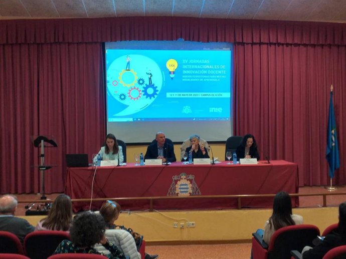 El vicerrector de Políticas de Profesorado de la Universidad de Oviedo, Pedro Alonso Velázquez, en las XV Jornadas Internacionales de Innovación Docente de la Universidad de Oviedo, a las que ha asistido la alcaldesa de Gijón, Ana González (a su izda)