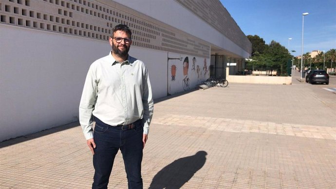El concejal de MÉS per Llucmajor, Miquel Serra, frente al CEIP Urbanizaciones.