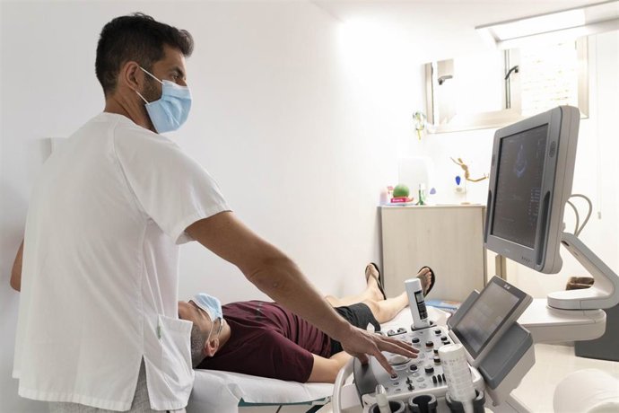 Archivo - El doctor Antonio Miguel Carra Vélez del Servicio de Neurología del Hospital Quirónsalud Marbella.