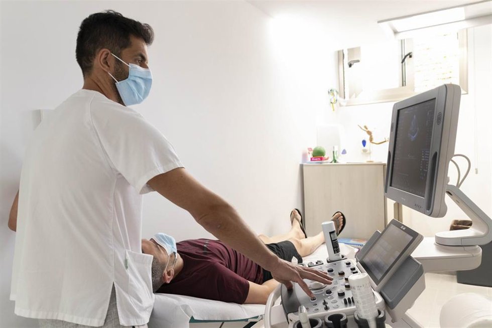 Archivo - El doctor Antonio Miguel Carra Vélez del Servicio de Neurología del Hospital Quirónsalud Marbella.