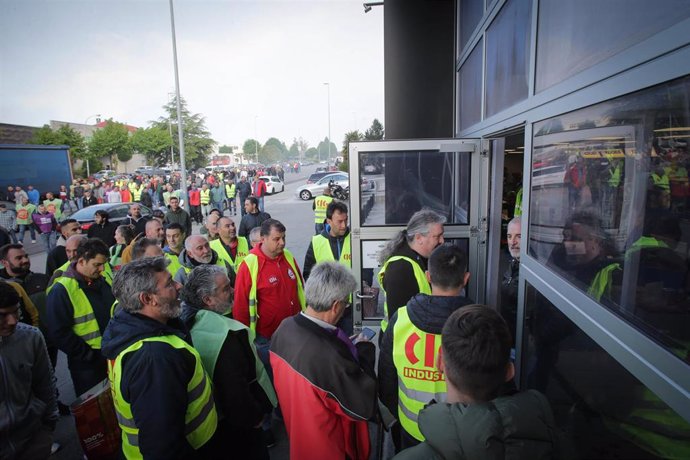 Piquetes informativos con decenas de delegados sindicales y trabajadores recorren el Polígono de O Ceao, a 10 de mayo de 2023, en Lugo, Galicia (España). La huelga del sector del metal en la provincia de Lugo continúa tras no alcanzarse ningún acuerdo e