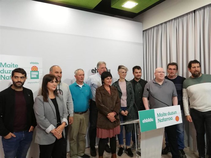 Laura Aznal, candidata de EH Bildu a la Presidencia de Navarra (centro) con los candidatos de la coalición a las alcaldías de los ayuntamientos de la Comarca de Pamplona.