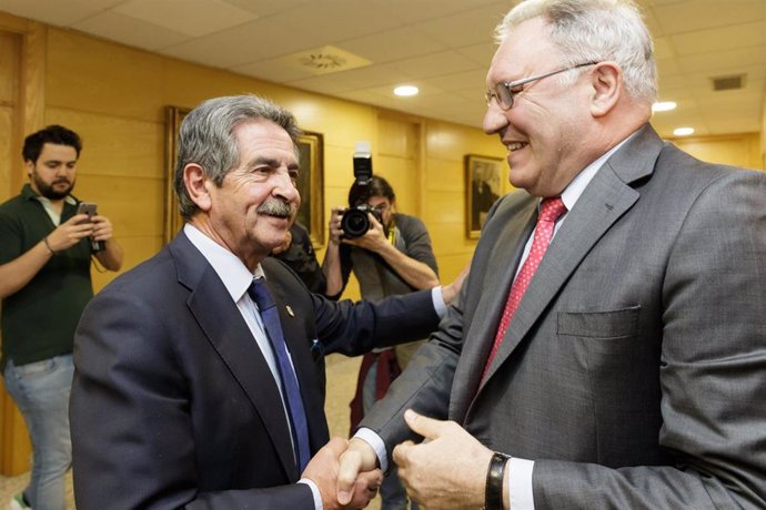 Archivo -    Imagen de archivo. El presidente de Cantabria, Miguel Ángel Revilla, y el presidente de Sidenor, José Antonio Jainaga