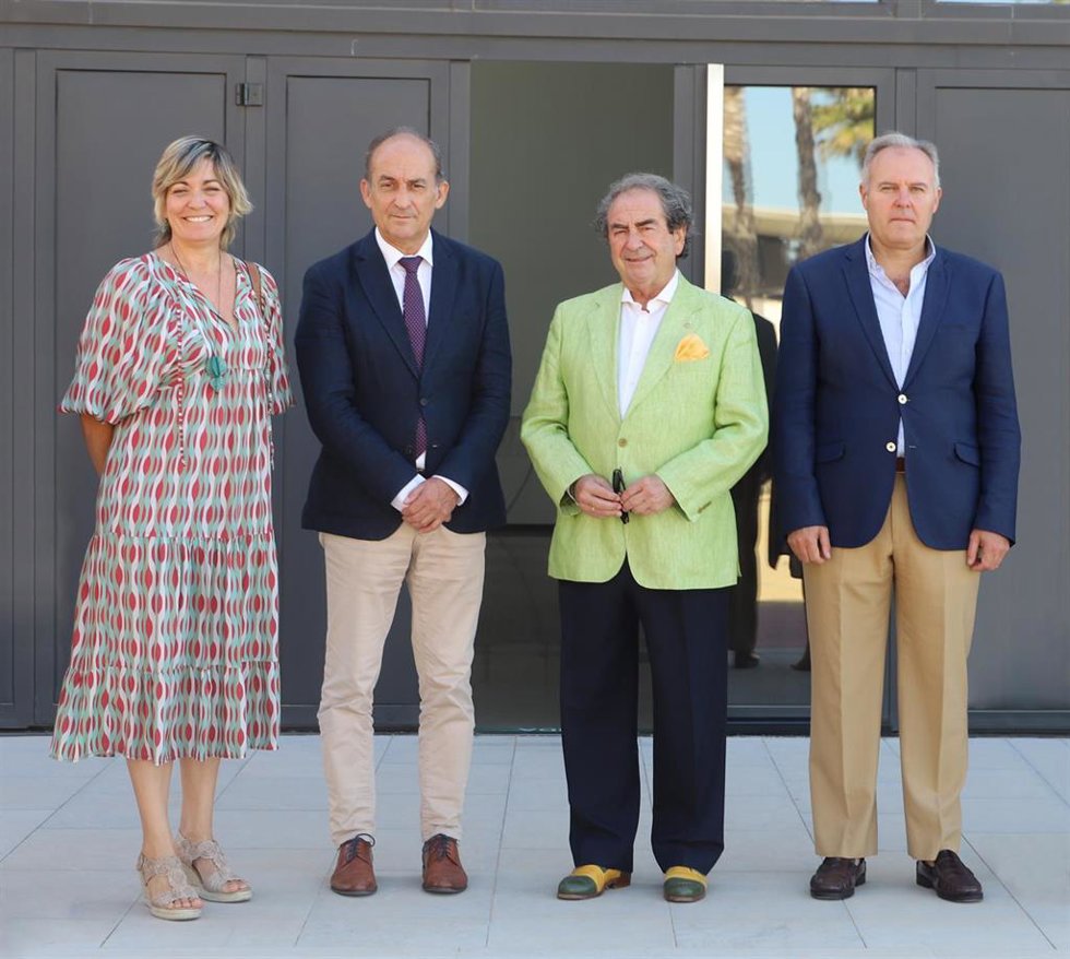 Archivo - El rector de la Loyola (segundo por la izquierda) junto al hermano mayor de la Macarena, en una imagen de archivo.