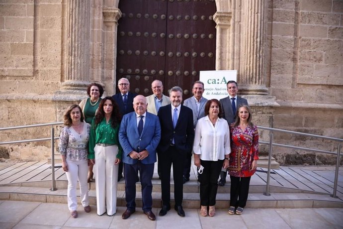 Foto de familia antes de las jornadas del Consejo Audiovisual de Andalucía titulada 'La indefensión de los menores ante la pornografía en Internet'.