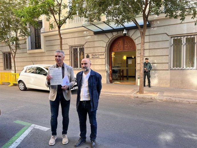 El candidato del BNG a la Alcaldía de Ourense, Luis Seara, y el diputado de la formación en el Congreso, Néstor Rego, ante la Fiscalía General del Estado