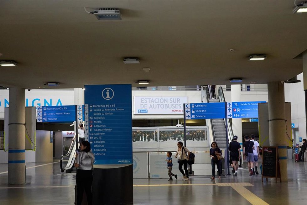 Varias personas en la estación Sur de Méndez Álvaro