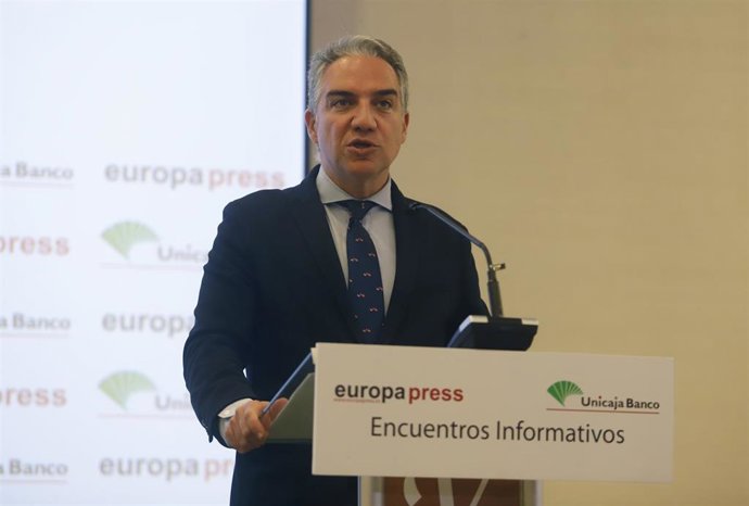 Archivo - El coordinador general del PP, Elías Bendodo, presenta a el consejero de Sostenibilidad, Medio Ambiente y Economía Azul y portavoz del Gobierno andaluz, Ramón Fernández-Pacheco, en un desayuno informativo organizado por Europa Press Andalucía 