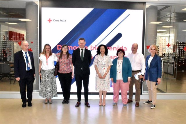 El ministro de Sanidad, José Miñones, visita el centro de llamadas del teléfono 024 de atención contra conductas suicidas.