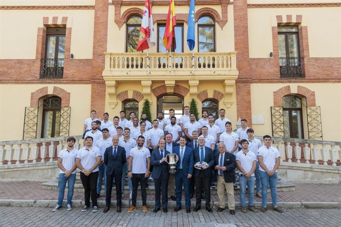 La Junta recibe al VRAC Quesos Entrepinares tras ganar la Copa del Rey de Rugby.