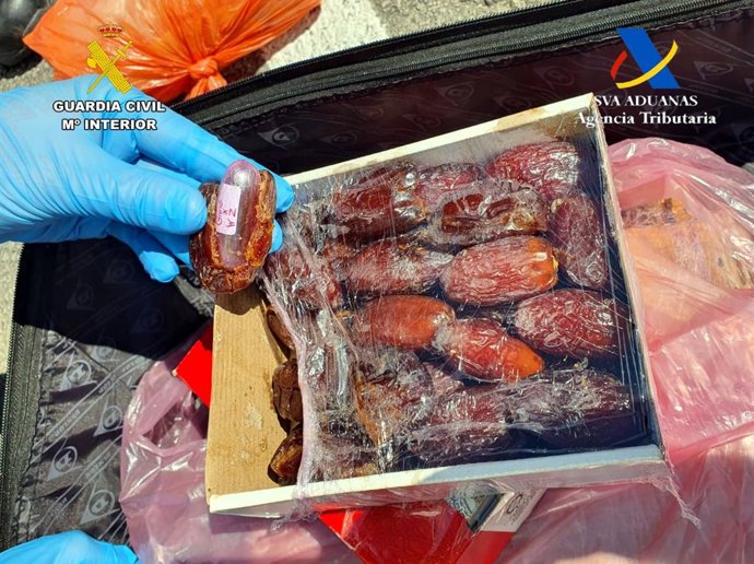 Dátiles con la droga incautada al detenido en el puerto de Santander