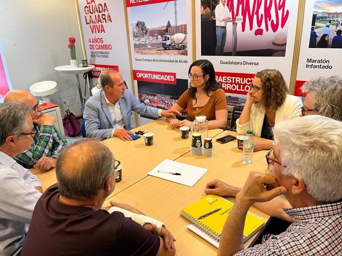 El alcalde de Guadalajara y candidato del PSOE a la reelección, Alberto Rojo, reunido con la Agrupación Fotográfica de Guadalajara