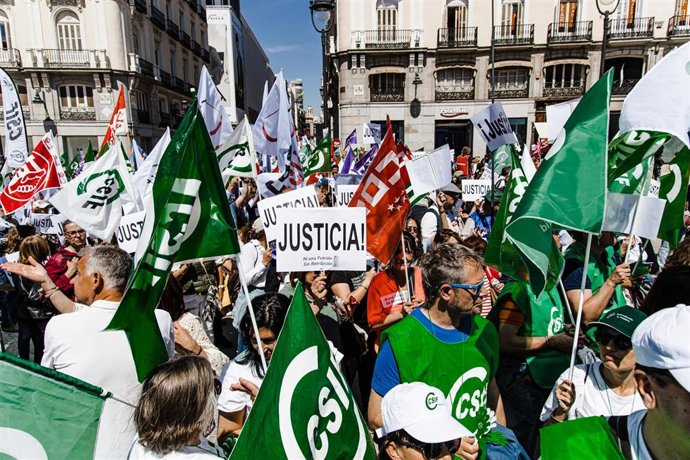 Manifestantes durante una protesta para reclamar una subida salarial, en la sede del Ministerio de Justicia, a 19 de abril de 2023, en Madrid (España).
